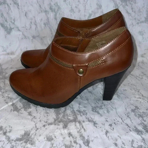 White Mountain Heels - Picture 4 of 5